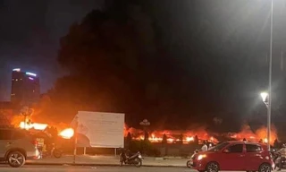 Hiện trường vụ cháy khu chợ hải sản lớn nhất Hạ Long