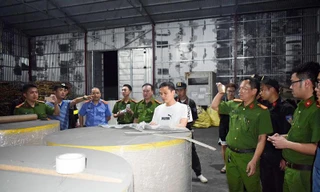 Xuất lậu hàng nghìn tấn quặng 'đội lốt' giấy cuộn