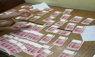 Bắt hai đối tượng người Trung Quốc mang tiền giả sang Việt Nam giao dịch