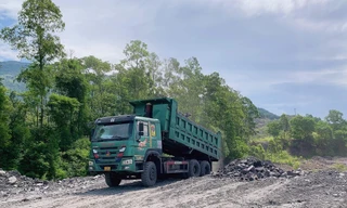 Than Mạo Khê đổ hàng nghìn khối đất đá vào vườn nhà dân