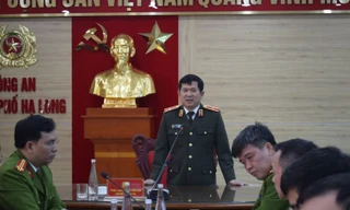 Thiếu tướng Đinh Văn Nơi thưởng nóng Công an TP Hạ Long