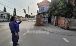 ‘Góc khuất’ phía sau ngôi nhà mọc giữa đường ở Quảng Ninh