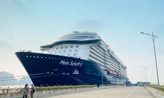 Tàu biển du lịch chở gần 2.000 du khách châu Âu đến Hạ Long 