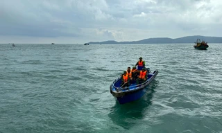 Tìm kiếm ngư dân mất tích trong vụ chìm tàu trên biển Móng Cái