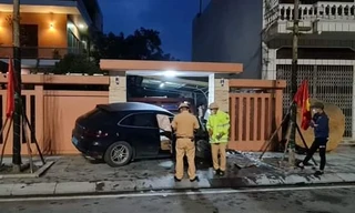 Video: Xe sang Porsche lao thẳng vào nhà dân lúc nửa đêm