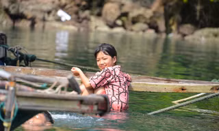 Mùa hè bình dị của những đứa trẻ làng chài trên vịnh Hạ Long