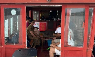 Lật tẩy tour 'chui' trên vịnh Hạ Long của chủ tiệm bánh mì 