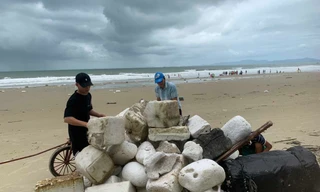 Rác thải vây kín hơn 7km bờ biển ở Cô Tô