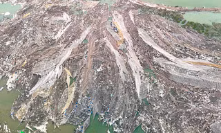 Huy động nhân lực, máy móc xử lý ‘núi’ rác khổng lồ ‘tấn công’ vịnh Hạ Long 