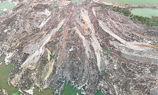 Huy động nhân lực, máy móc xử lý ‘núi’ rác khổng lồ ‘tấn công’ vịnh Hạ Long 