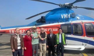 2 vị khách thăm vịnh Hạ Long bằng 'tour đặc biệt'