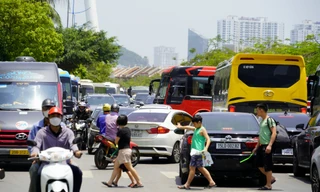 Khách du lịch nhích từng mét tìm quán ăn ở Hạ Long