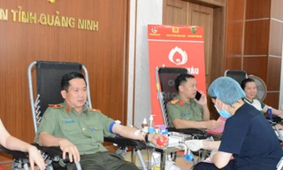 Thiếu tướng Đinh Văn Nơi cùng hơn 200 chiến sĩ, đoàn viên hiến máu