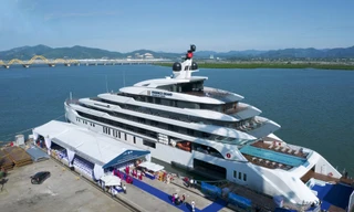 Bàn giao 'siêu du thuyền' nghỉ đêm lớn nhất vịnh Hạ Long