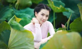 Nhan sắc của bà mẹ hai con trẻ trung xinh đẹp như gái tuổi 18