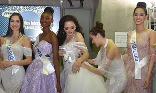 Khoảnh khắc đẹp: Tường San cúi người chỉnh váy cho Hoa hậu Indonesia ở hậu trường