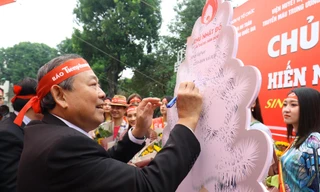 Phó Thủ tướng và các đại biểu ký tên lên cây thông Noel ở Chủ nhật Đỏ 2020