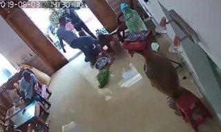Nhóm côn đồ xông vào nhà đánh đập phụ nữ dã man