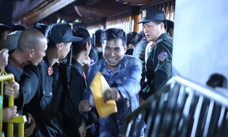 Trắng đêm vượt biển người chờ lấy ấn đền Trần