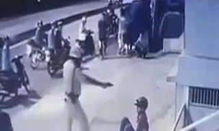 CSGT chĩa vật giống súng vào nam thanh niên. Ảnh: Cắt từ clip.