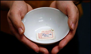 Chiếc bát sứ lưu niệm bất ngờ tăng giá 2.000 lần