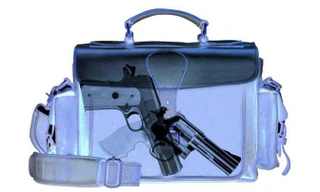 Phát hiện súng khi soi chiếu hành lý xách tay tại sân bay. Ảnh: Fine Airport Parking Denver.