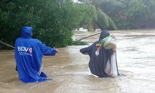 Phú Quốc lũ dâng cao ngang đầu người, huy động 1.000 quân cứu dân