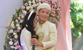 VIDEO: Bùi Tiến Dũng hát 'Nắm lấy tay anh' tặng vợ sắp cưới trong lễ ăn hỏi