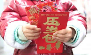 Trẻ con có thể học kỹ năng quản lý tài chính từ tiền lì xì. Ảnh: Rebecca Kanthor.