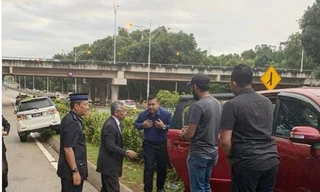 Vua Malaysia Sultan Abdullah Ri'ayatuddin (thứ hai từ bên trái sang) hỏi thăm người bị nạn. Ảnh: Strait Times