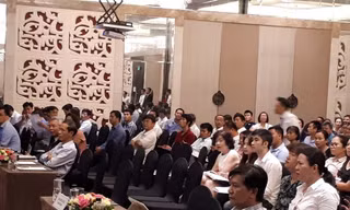 Ông Trần Ngọc Hà (áo kẻ, bên phải khung hình) tại cuộc họp Đại hội đồng cổ đông ngày 30/6. Ảnh: Lương Bằng.