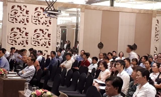 Ông Trần Ngọc Hà (áo kẻ, bên phải khung hình) tại cuộc họp Đại hội đồng cổ đông ngày 30/6. Ảnh: Lương Bằng.