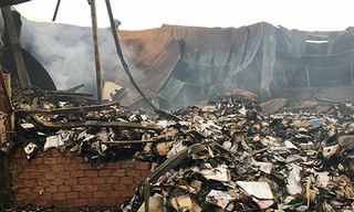 Nhà kho sau vụ cháy. Ảnh: Hữu Nguyên.