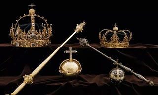Hai chiếc vương miện của nhà vua và hoàng hậu Thụy Điển cùng một quả cầu cắm thánh giá đã bị đánh cắp. Ảnh: Swedish Police.