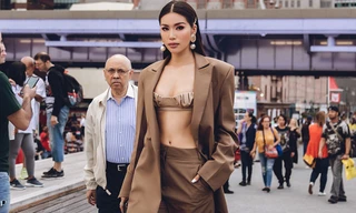 Minh Tú phanh vest khoe nội y táo bạo trên đường phố New York 