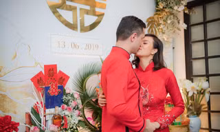 Siêu mẫu Phương Mai hôn ông xã ngoại quốc say đắm trong lễ ăn hỏi