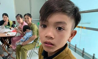 Chiến mặc áo len mỏng, đầu trần đi trong thời tiết lạnh dưới 18 độ C từ Sơn La xuống Hà Nội thăm em trai. Ảnh: Bệnh viện Nhi trung ương.