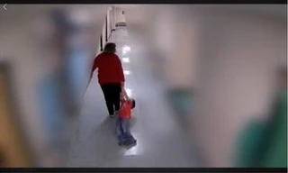 Cô giáo kéo lê học sinh. Ảnh: Angel Nelson.