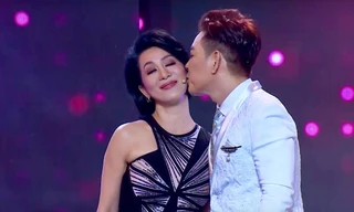 MC Kỳ Duyên cởi giày cao gót, tình tứ để 'lãng tử bolero' hôn lên má