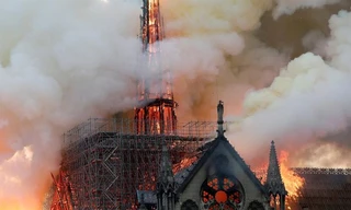 Nhà thờ Đức Bà bốc cháy Ảnh: Reuters.