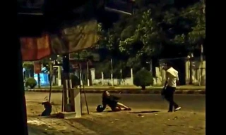 Cô gái bị đánh, kêu cứu trên phố nhưng không ai dám can ngăn hay cứu giúp. (Ảnh cắt từ clip).