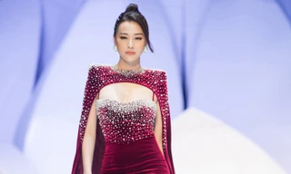 Phương Oanh 'Quỳnh búp bê' khoe vòng 1 gợi cảm làm vedettte trên sàn catwalk
