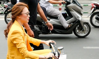 Không ngồi siêu xe, Mỹ Tâm bất ngờ đi xe điện tới buổi họp fans 