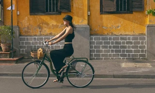 Hoa hậu Tiểu Vy ăn chè đậu đỏ, đạp xe khắp Hội An tìm người yêu ngày thất tịch