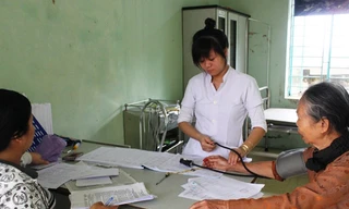 Hầu hết các tuyến phường, xã trên địa bàn Đà Nẵng trong cảnh “trắng” bác sĩ. Điều dưỡng làm công tác khám bệnh ban đầu (ảnh chụp tại trạm y tế xã Hòa Khương, Hoàng Vang). Ảnh: Nguyễn Huy