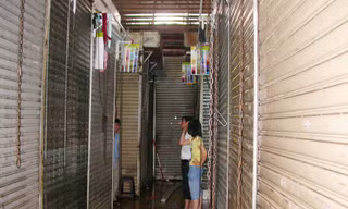 Chợ Dân Sinh có 6.500 sạp, nhưng các sạp đều bịt kín bằng cửa tôn