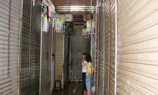 Chợ Dân Sinh có 6.500 sạp, nhưng các sạp đều bịt kín bằng cửa tôn