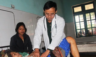 Trạm xá Việt chữa bệnh cho người Lào