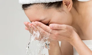  Tẩy trang không đúng cách sẽ 'phá hủy' làn da của bạn