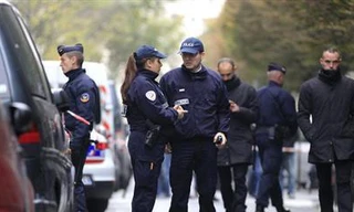 Cảnh sát đứng trước trụ sở của nhật báo Liberation